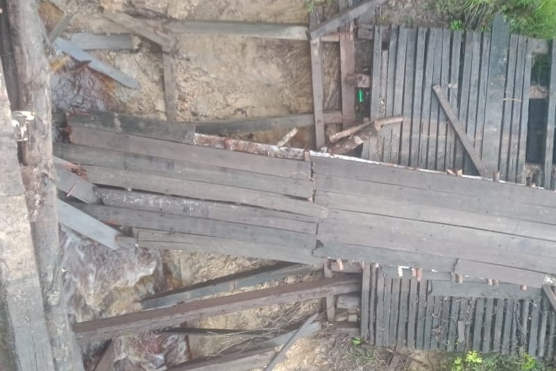 Jembatan di Desa Kirim Nangka Kecamatan Embaloh Hilir ambruk akibat hujan dan longsor.