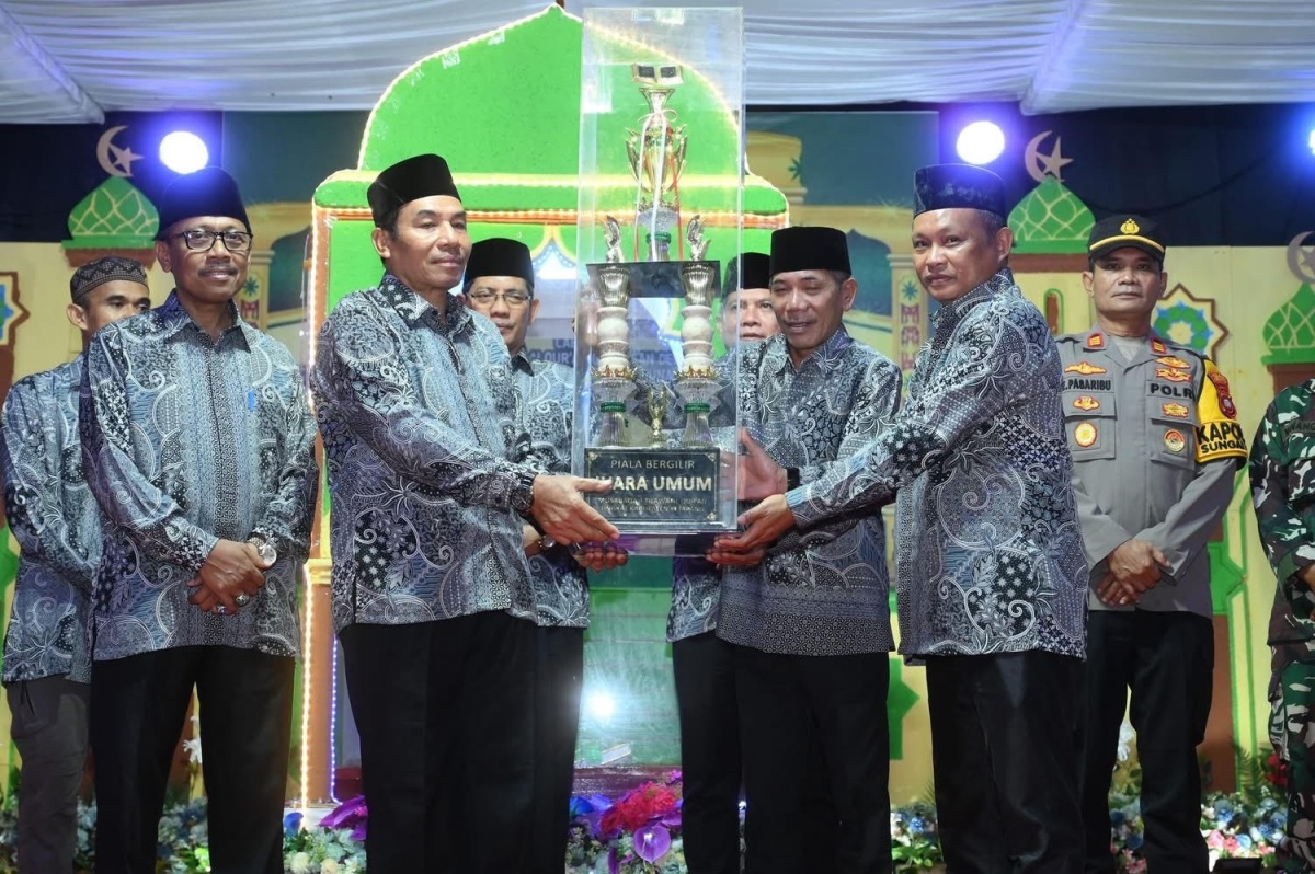 Wabup Ketapang, Jamhuri Amir, menyerahkan piala bergilir kepada panitia untuk diperebutkan kembali pada MTQ XXXII Ketapang di Sungai Laur, Selasa (15/7).