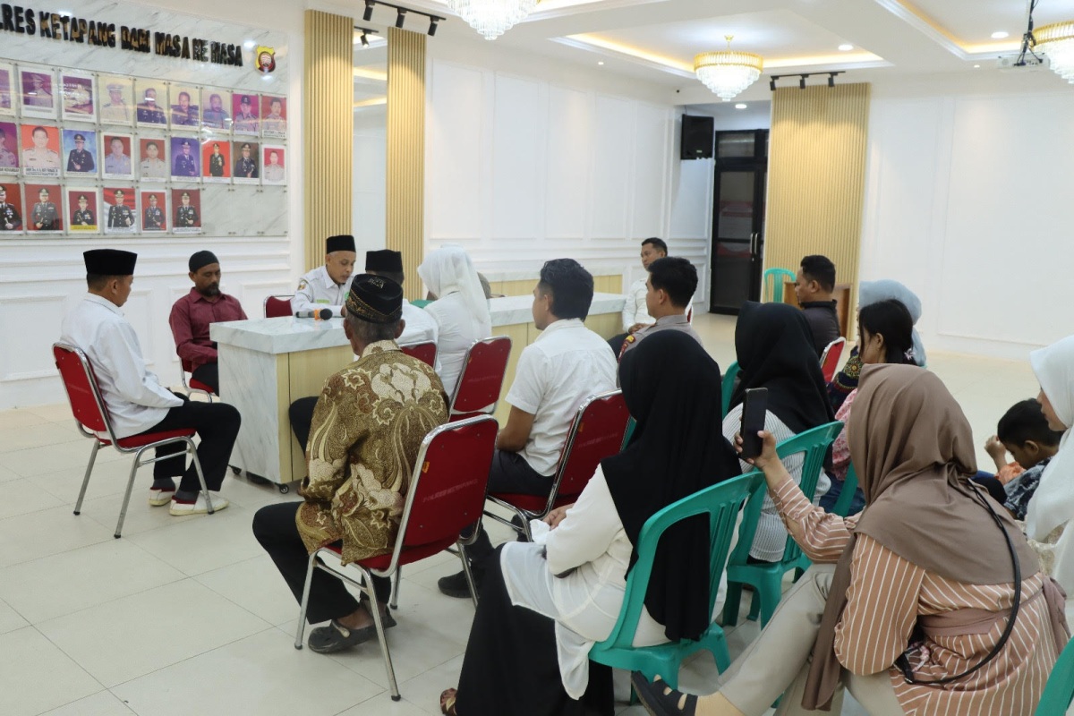 Prosesi ijab qabul salah satu tahanan di Aula Mapolres Ketapang, Senin (14/7).