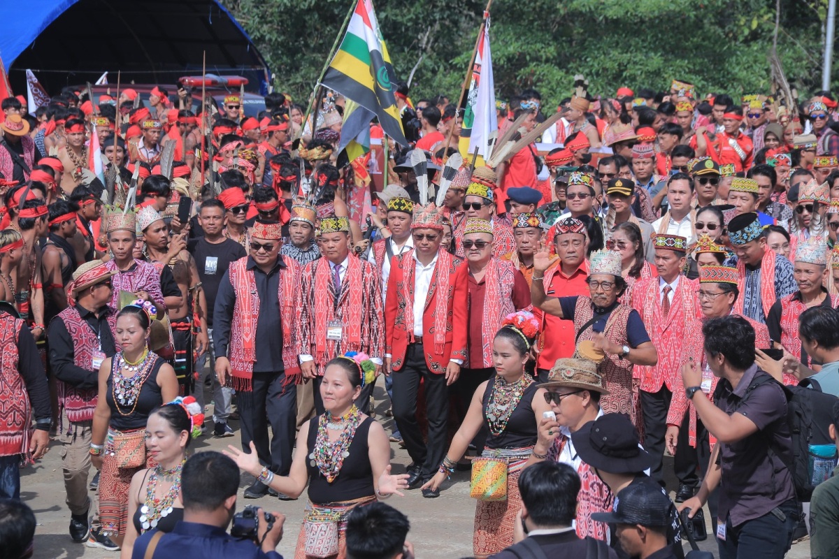 Bupati Sintang Gregorius Bala bersama Wakil Gubernur Krisantus saat hadir dalam PGD XII 2025 di Rumah Betang Tampun Juah, Rabu (16/7).