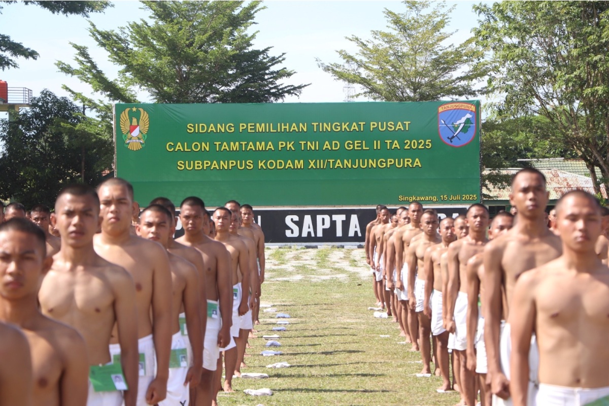 Calon Tamtama Gelombang 2 Tahun Anggaran 2025 saat mengikuti tahapan seleksi tingkat Sub Panpus Kodam XII/Tanjungpura di Singkawang, pada Selasa (15/7).