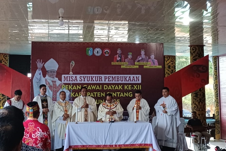 Pastor Leonardus Miau memimpin misa pembukaan Gawai Dayak XII di Rumah Betang Tampun Juah, Rabu (16/7).