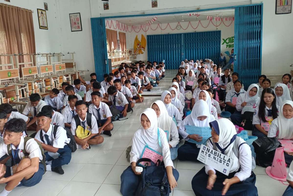 Para siswa SMA Negeri 4 saat mengikuti literasi digital dalam kegiatan MPLS pada Rabu (16/7).