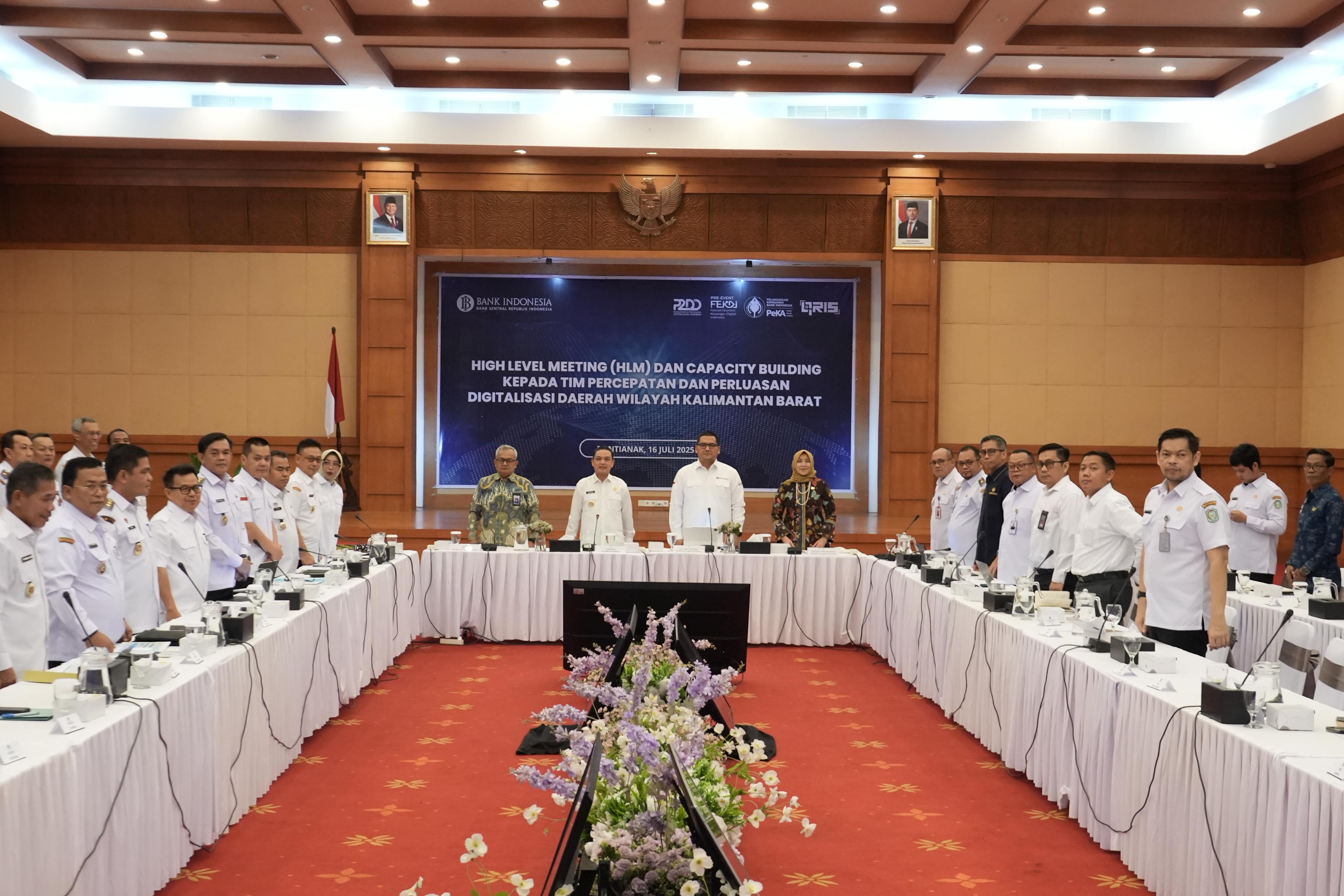 Para kepala daerah se-Kalimantan Barat bersama Gubernur Ria Norsan mengikuti High Level Meeting TP2DD di Aula Keriang Bandong, Bank Indonesia Kalbar, 16 Juli 2025. (Foto: Dok. Bank Indonesia Kalbar)