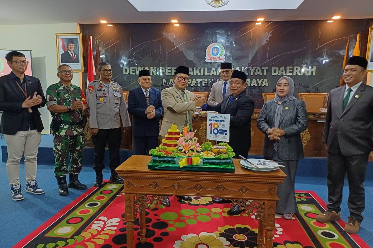 Bupati Kubu Raya, Sujiwo menerima potongan tumpeng dari Ketua DPRD Kubu Raya, Johan Saimima usai Rapat Paripurna Istimewa dalam rangka HUT ke-18 Kubu Raya, Rabu (16/7).