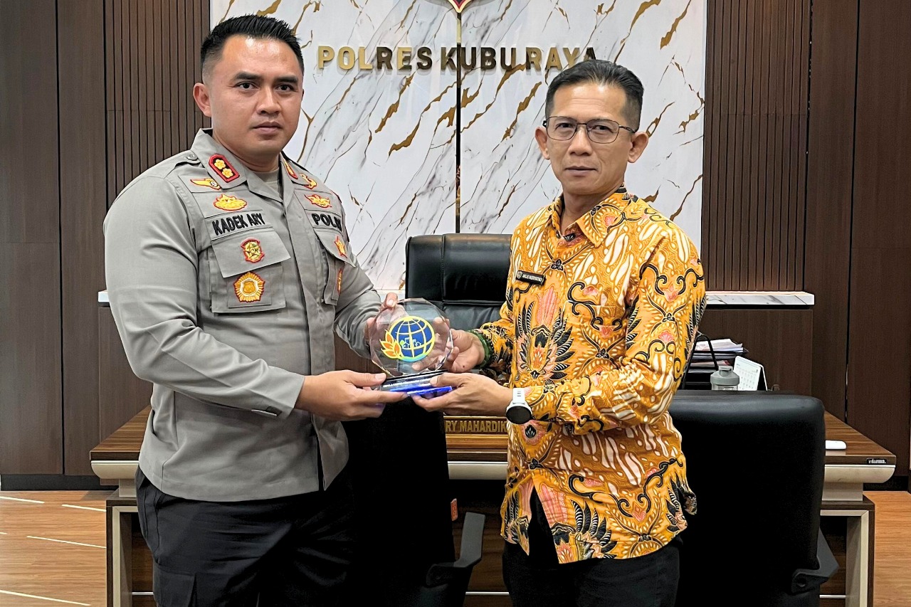 Penyerahan cinderamata oleh Kepala Kantor Pertanahan Kabupaten Kubu Raya, Aklis Indriyatno kepada Kapolres Kubu Raya, AKBP Kadek Ary Mahardika.