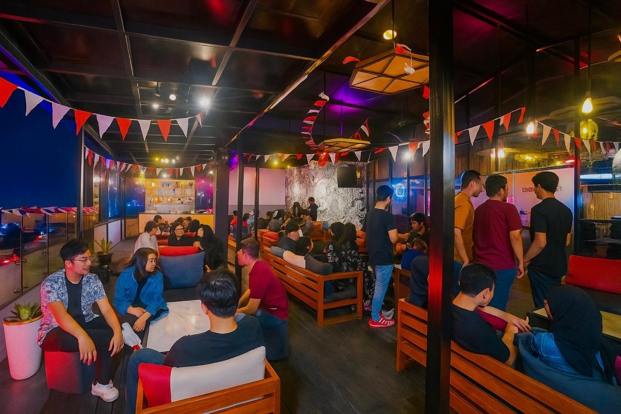 Now Rooftop & Bar Hotel Neo Pontianak.