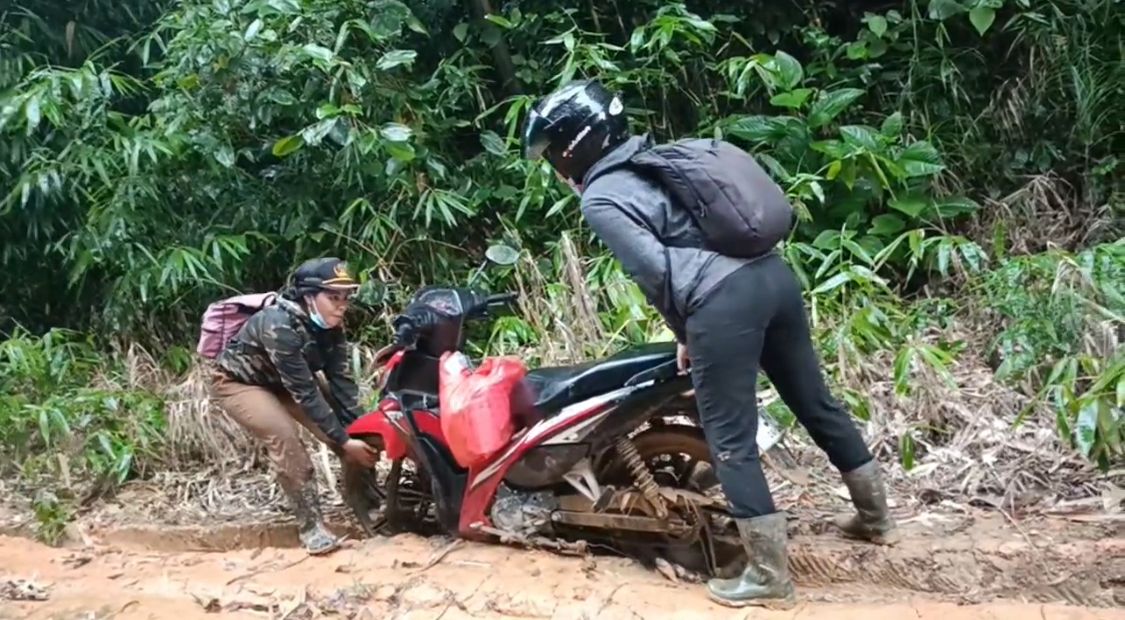 Bidan Nurlita bersama rekannya menempuh medan sulit menuju rumah pasien di Desa Kendaik, Kecamatan Suti Semarang, Kabupaten Bengkayang.