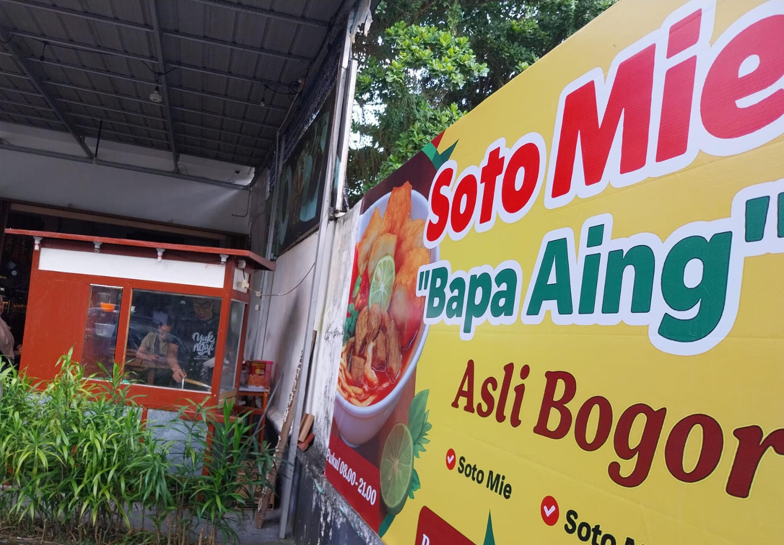 SOTO MIE: Meski baru buka, kehadiran Soto Mie &ldquo;Bapa Aing&rdquo; di Pontianak langsung menarik perhatian. Terutama para perantau asal Jawa Barat yang rindu cita rasa kampung halaman.