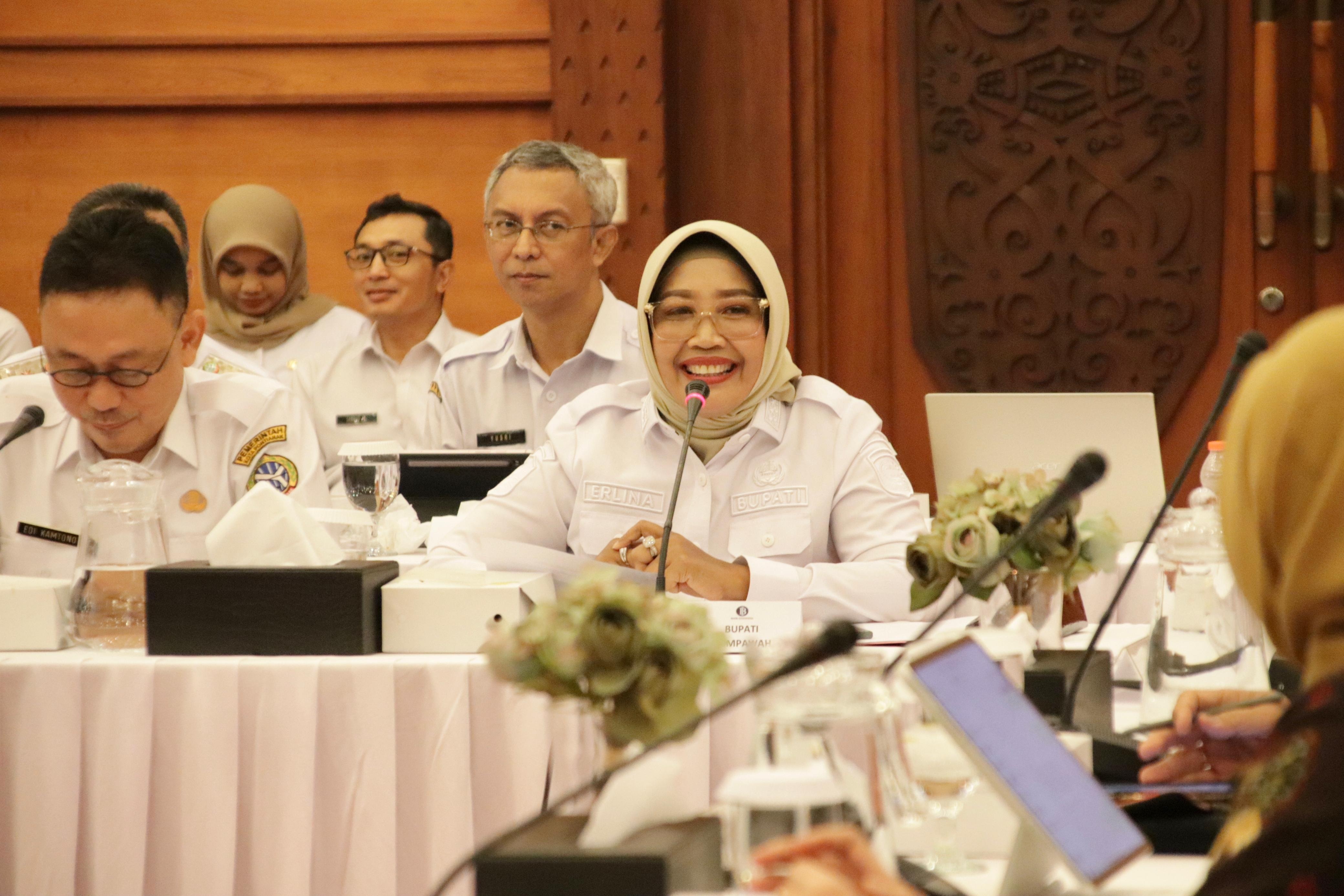 KEGIATAN: Bupati Erlina saat menghadiri kegiatan HLM di Pontianak.