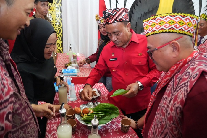 GAWAI DAYAK: Wakil Gubernur Kalimantan Barat Krisantus Kurniawan sedang mengambil daun sirih dalam pembukaan Pekan Gawai Dayak di Sintang.