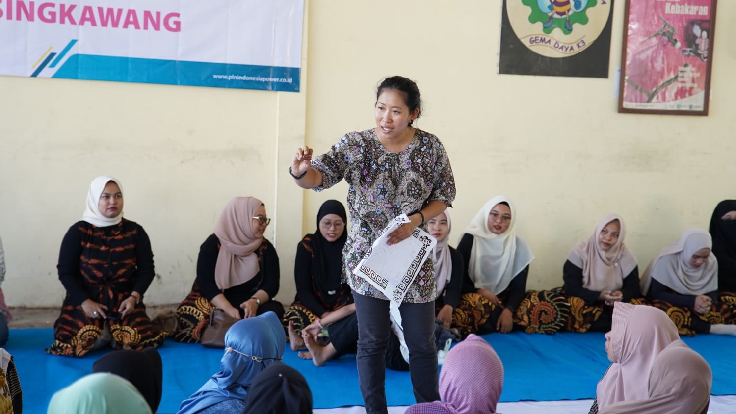 BERKREASI DENGAN BATIK: Perempuan Ring 1 PLTU Bengkayang antusias mengikuti pelatihan membatik yang digelar PLN Indonesia Power UBP Singkawang sebagai upaya pemberdayaan dan pelestarian budaya.