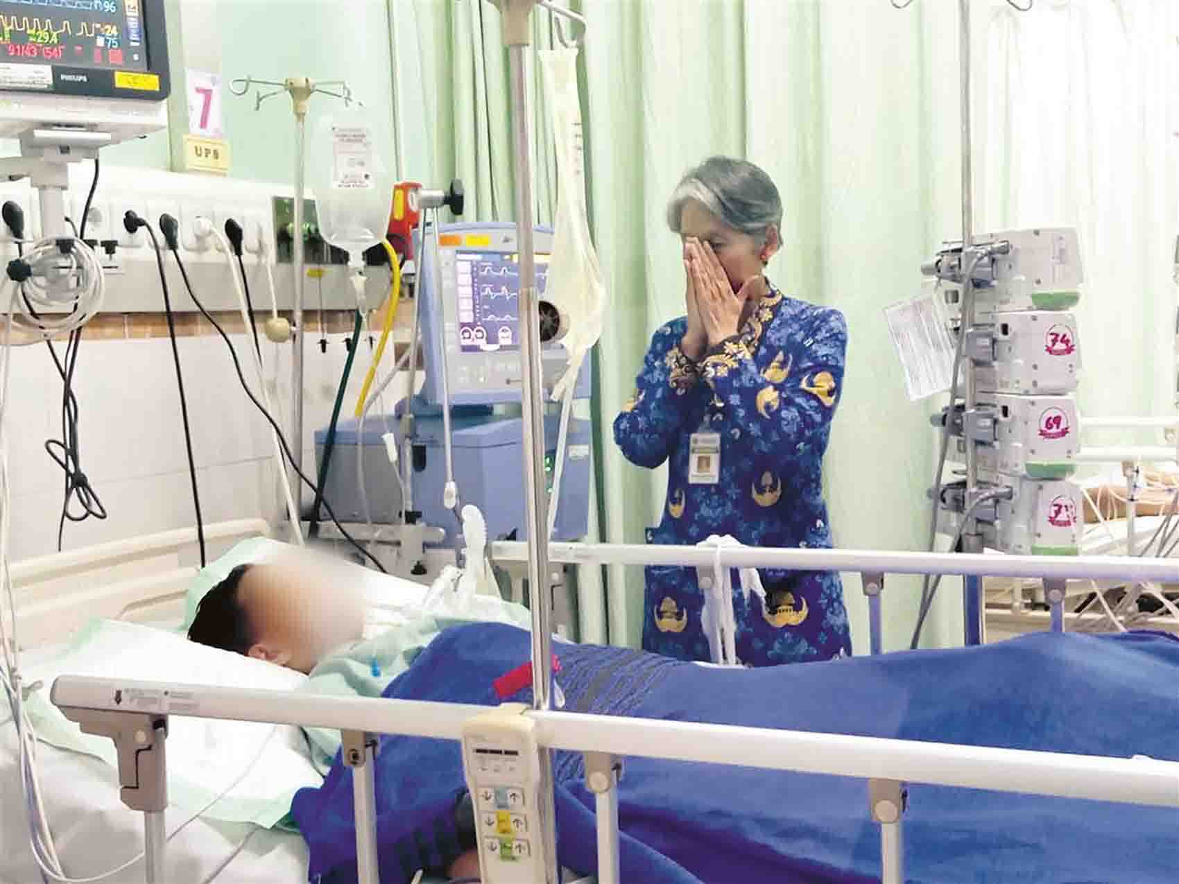 PERHATIAN: Kadinkes Jateng, Yunita Dyah Suminar menjenguk Rafa di RSUP dr Kariadi, Semarang, kemarin.