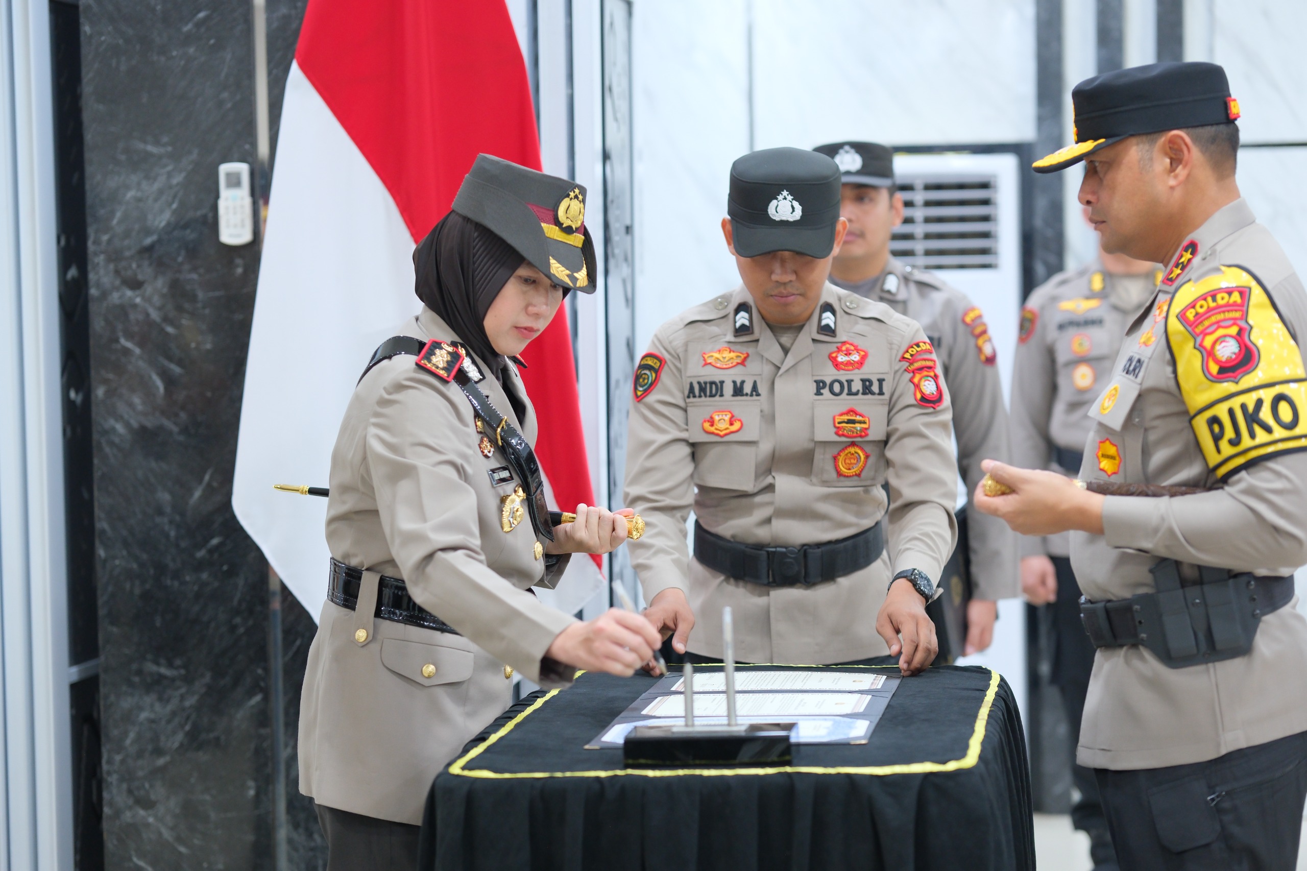 SERTIJAB: Kapolda Kalbar Irjen Pol Pipit Rismanto saat memimpin upacara serah terima jabatan perwira menengah yang digelar di Balai kemitraan Polda Kalbar.