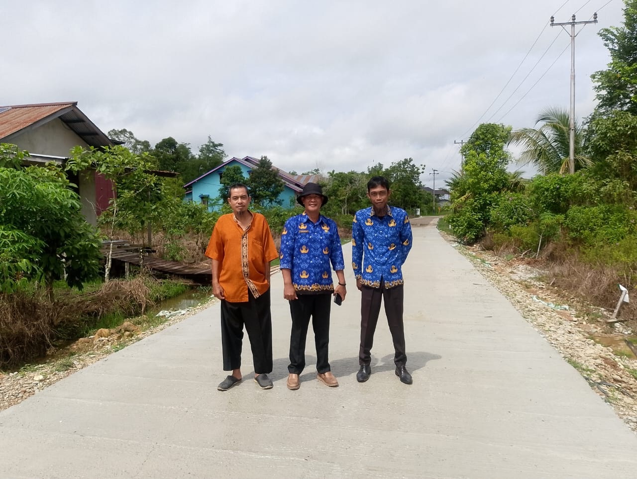 JALAN : Lurah Kedamin Hulu saat mengecek pembangunan jalan Amril Norman Kedamin Hulu yang sudah selesai.