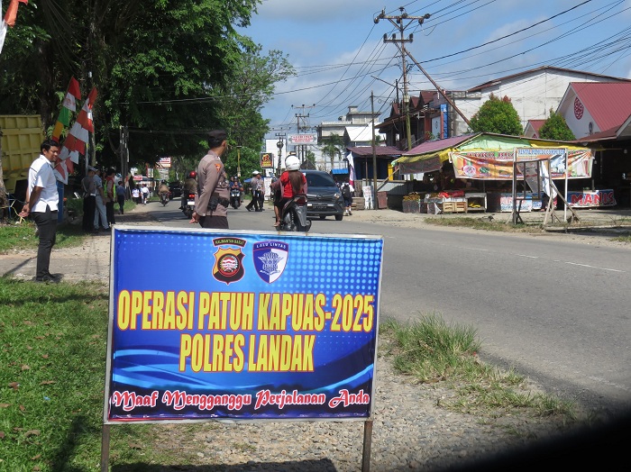 RAZIA : Petugas Satlantas Polres Landak saat menggelar razia dalam Operasi Patuh Kapuas 2025 di Kabupaten Landak.