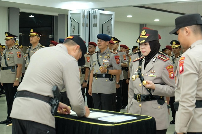 SERTIJAB : Proses Sertijab AKBP Devi Ariantari sebagai Kapolres Landak.