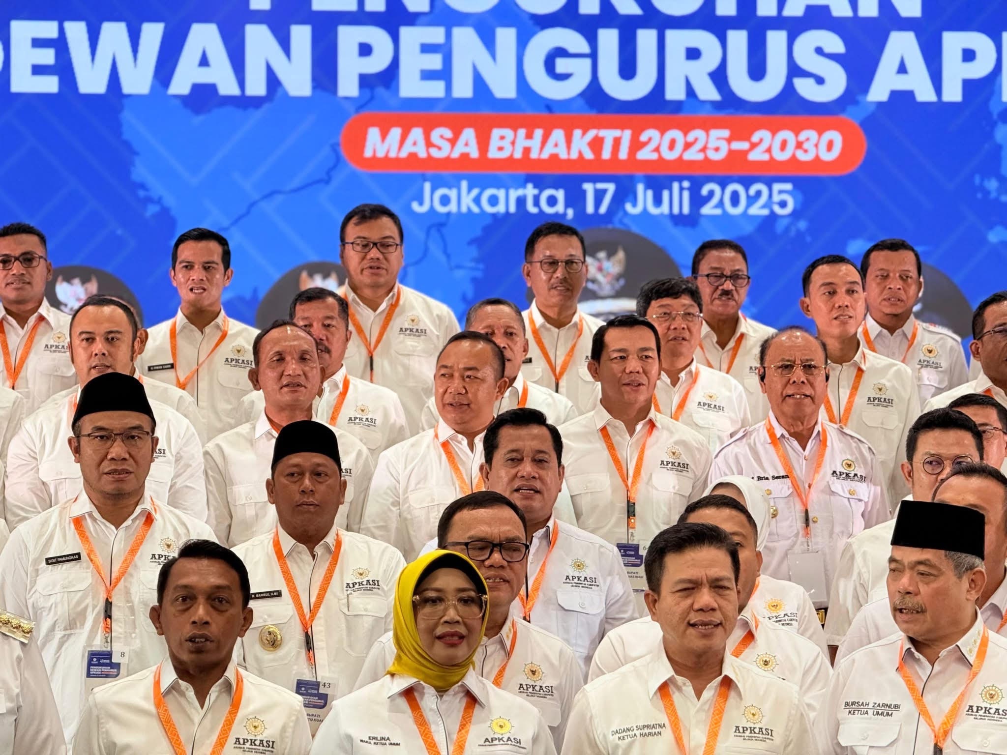 DIKUKUHKAN : Bupati Ketapang, Alexander Wilyo, dikukuhkan dalam Pengurus Apkasi Masa Bhakti 2025&ndash;2030 di Jakarta, Kamis (17/7).