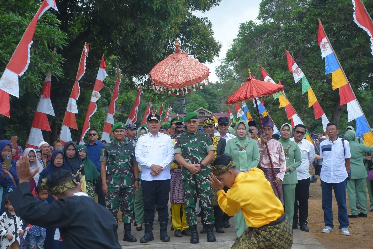 ADAT : ZIARAH : Pangdam XII Tanjungpura, Mayjen TNI Jamalullael, dan Bupati Ketapang, Alexander Wilyo, disambut secara adat saat tiba di Makam Raja Tanjungpura, Rabu (16/7).