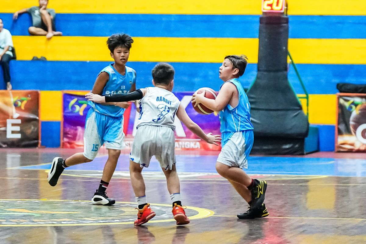 Pertandingan antara SD Suster melawan SD Pelita Cemerlang A di final Open Tournament Basketball Pangdam Cup 2025, Jumat (18/7)