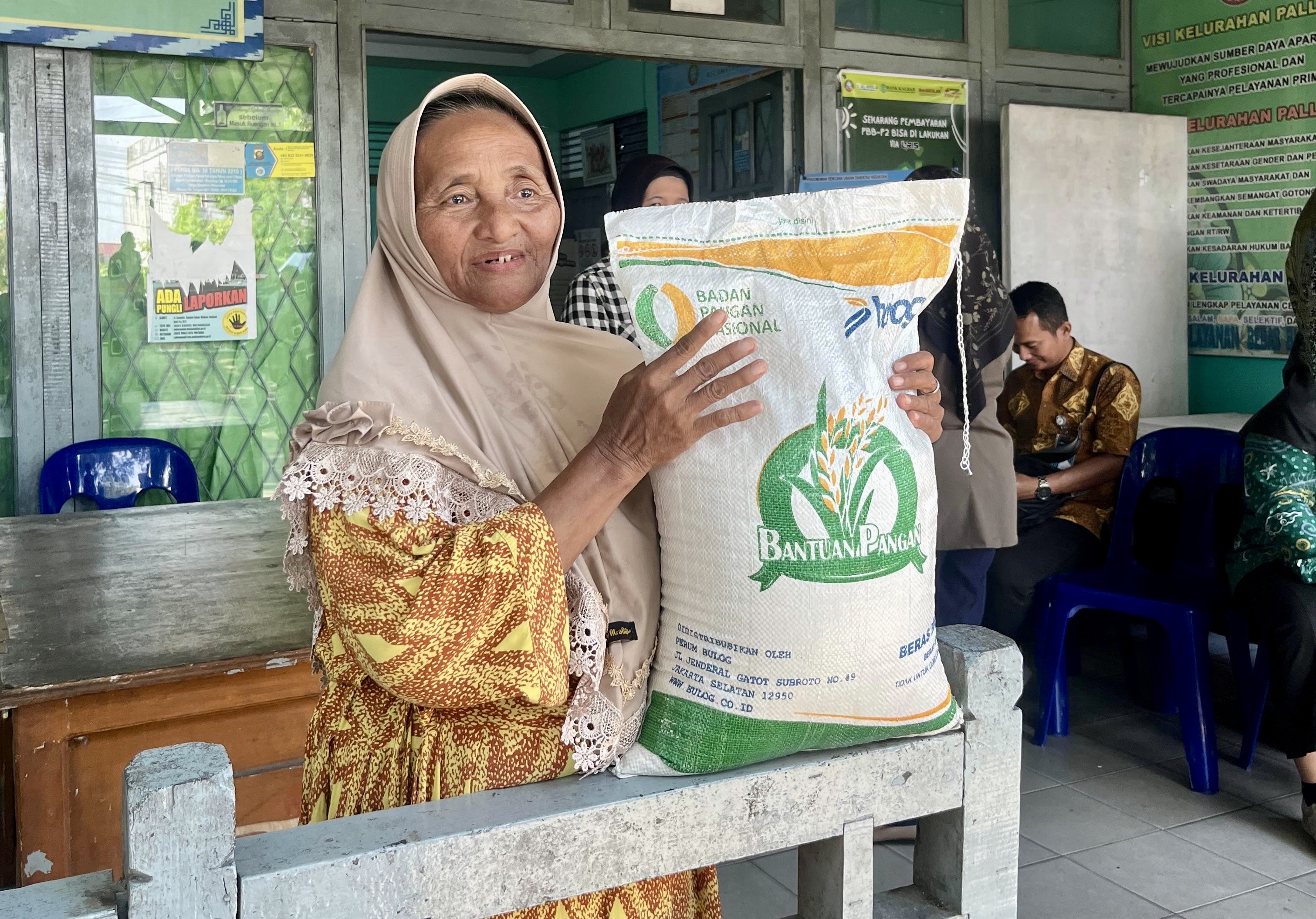 BANTUAN PANGAN: Suasana penyaluran bantuan bahan pangan oleh Perum BULOG Kanwil Kalbar bersama Bapanas.