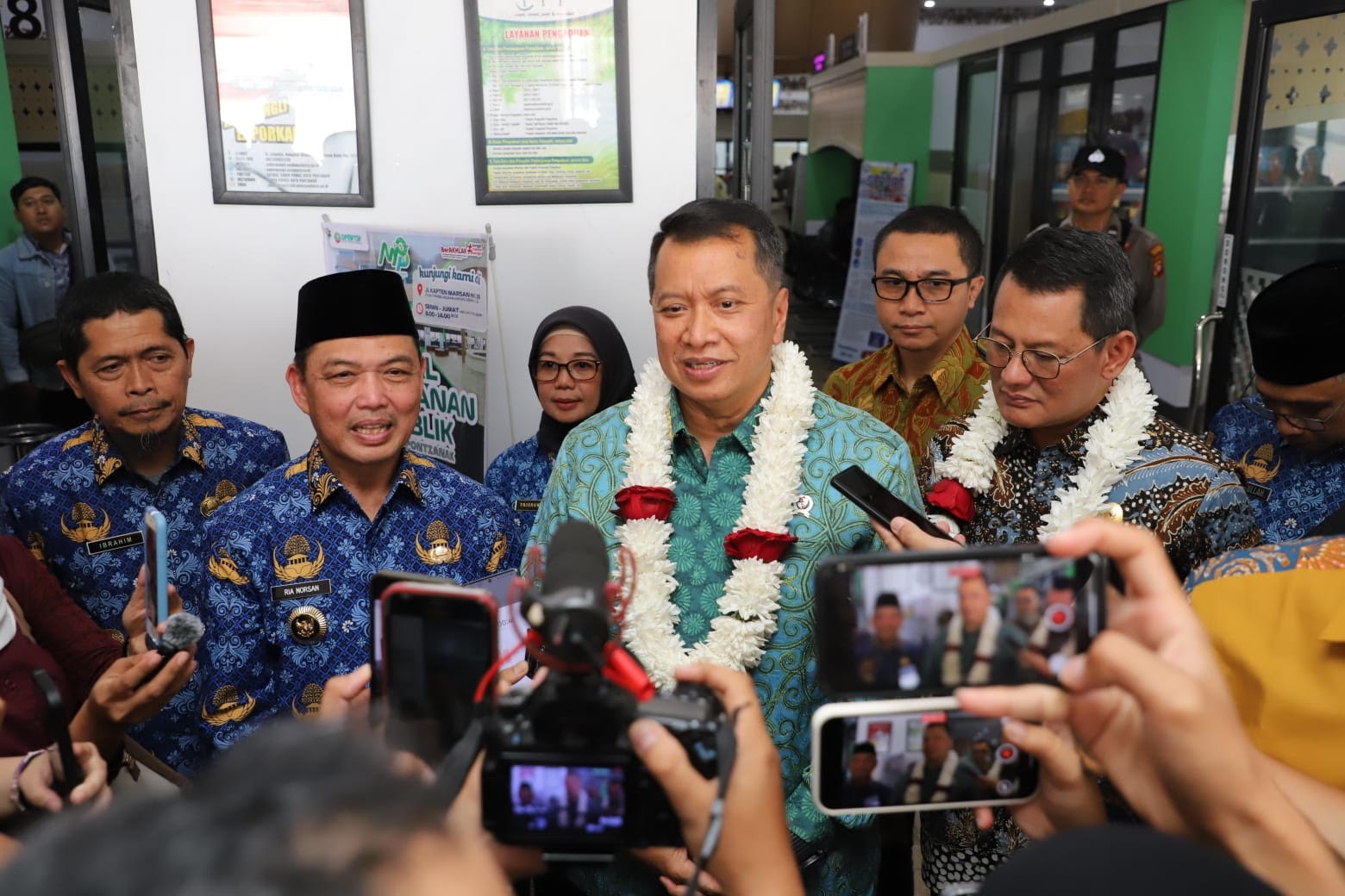 KUNJUNGAN: Gubernur Kalbar Ria Norsan saat mendampingi Kunjungan kerja Wamen PAN-RB Purwadi Arianto di Kalimantan Barat.