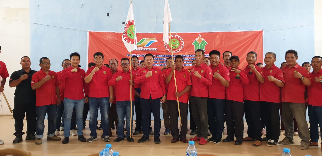 PELANTIKAN : Foto bersama saat kegiatan Pelantikan dan Pengesahan Pengurus SPBUN Unit Kerja PTPN IV Regional V, Kamis (17/7).