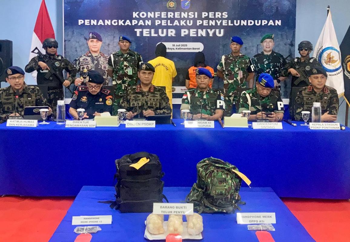 Tim gabungan PSDKP dan TNI AD saat menggelar konfrensi pers pengungkapan kasus penyelundupan telur penyu jaringan internasional.