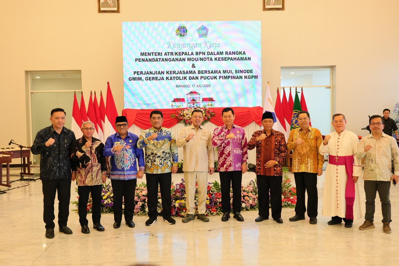 Nusron Wahid menyerahkan sertipikat tanah kepada Pemda dan lembaga keagamaan di Provinsi Sulut.