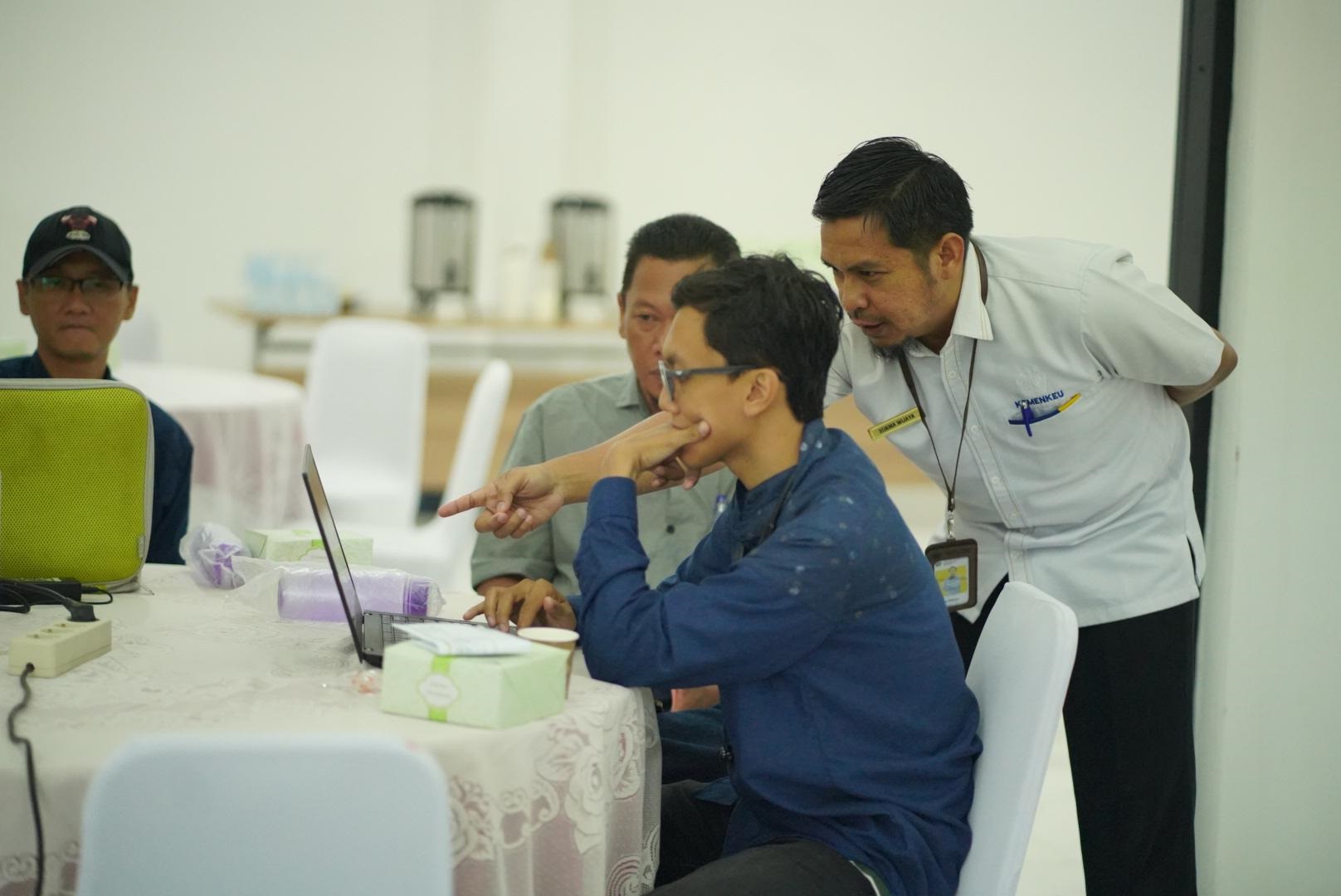 EDUKASI: Kasi Pelayanan KPP Pratama Pontim Sukma Wijaya memberikan edukasi langsung terkait hak dan kewajiban para PKP terdaftar.