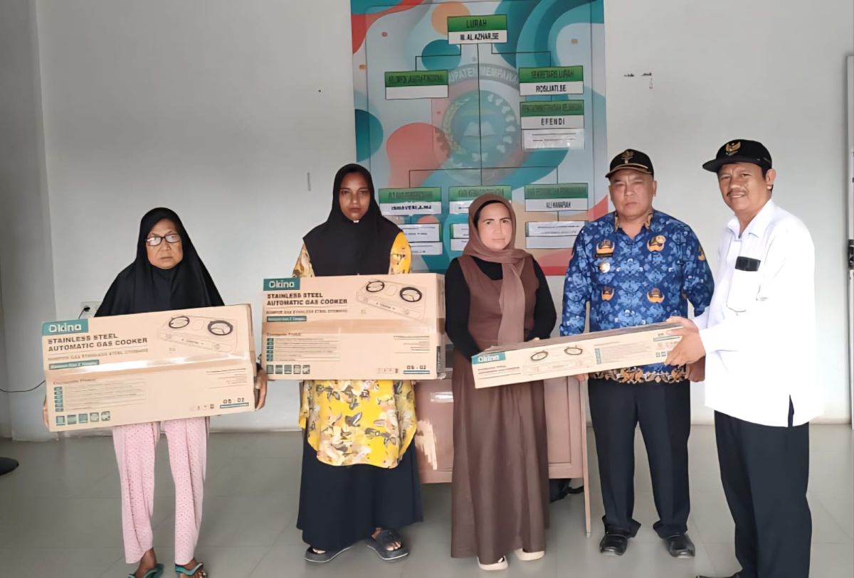 Baznas Mempawah memberikan bantuan kompor gas kepada korban kebakaran Jalan Nelayan, didampingi Lurah Sungai Pinyuh.