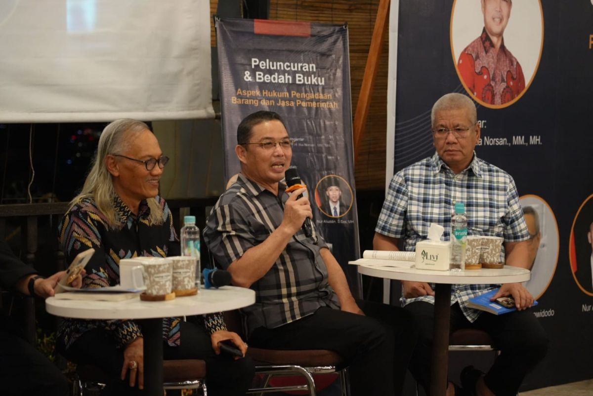 Gubernur Kalbar Ria Norsan bersama Dr. Herman Hofi Munawar saat peluncuran dan bedah buku Aspek Hukum Pengadaan Barang dan Jasa Pemerintah di Pontianak.