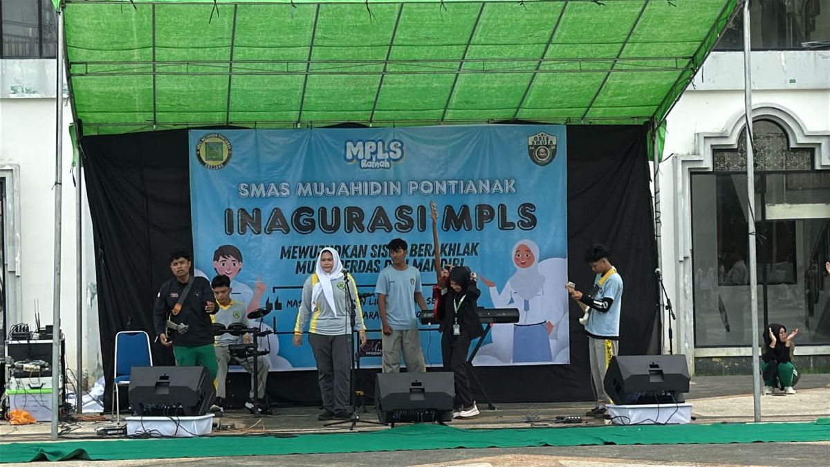 Siswa SMA Mujahidin Pontianak unjuk aksi di kegiatan penutupan MPLS.