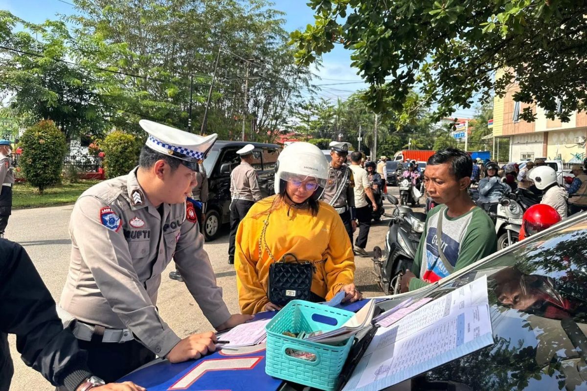 Sejumlah pengendara baik pribadi maupun kendaraan dinas terjaring razia pajak dalam Operasi Patuh Kapuas 2025 di Kabupaten Sanggau.