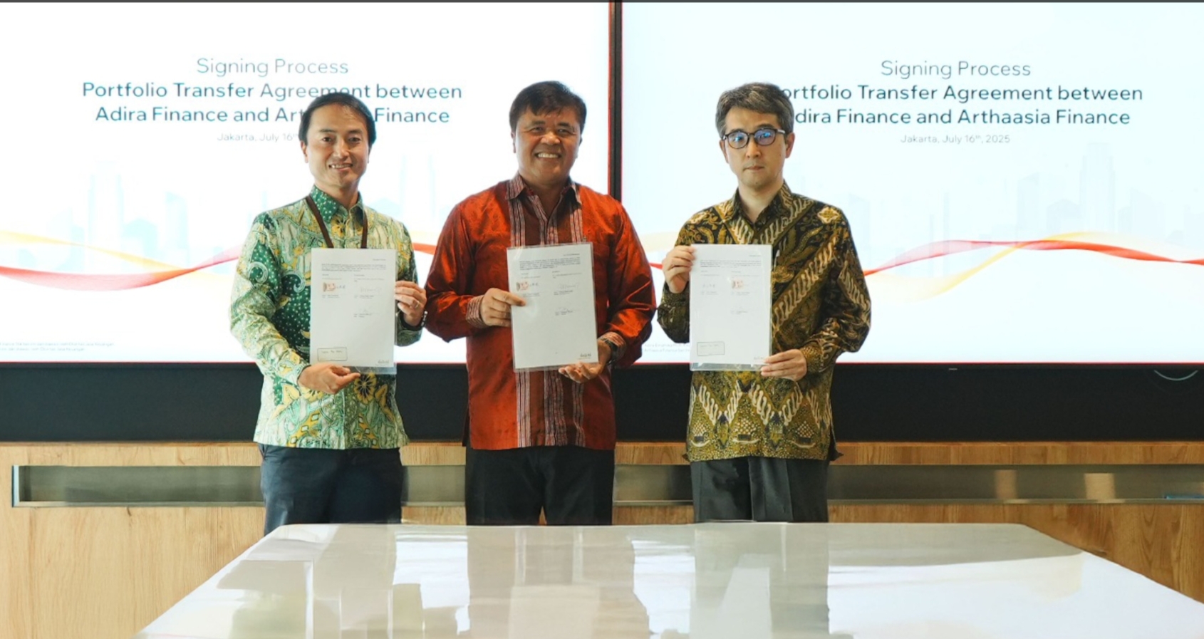 Direksi Adira Finance menandatangani dua kesepakatan strategis untuk perluas bisnis dan perkuat jaringan pembiayaan.