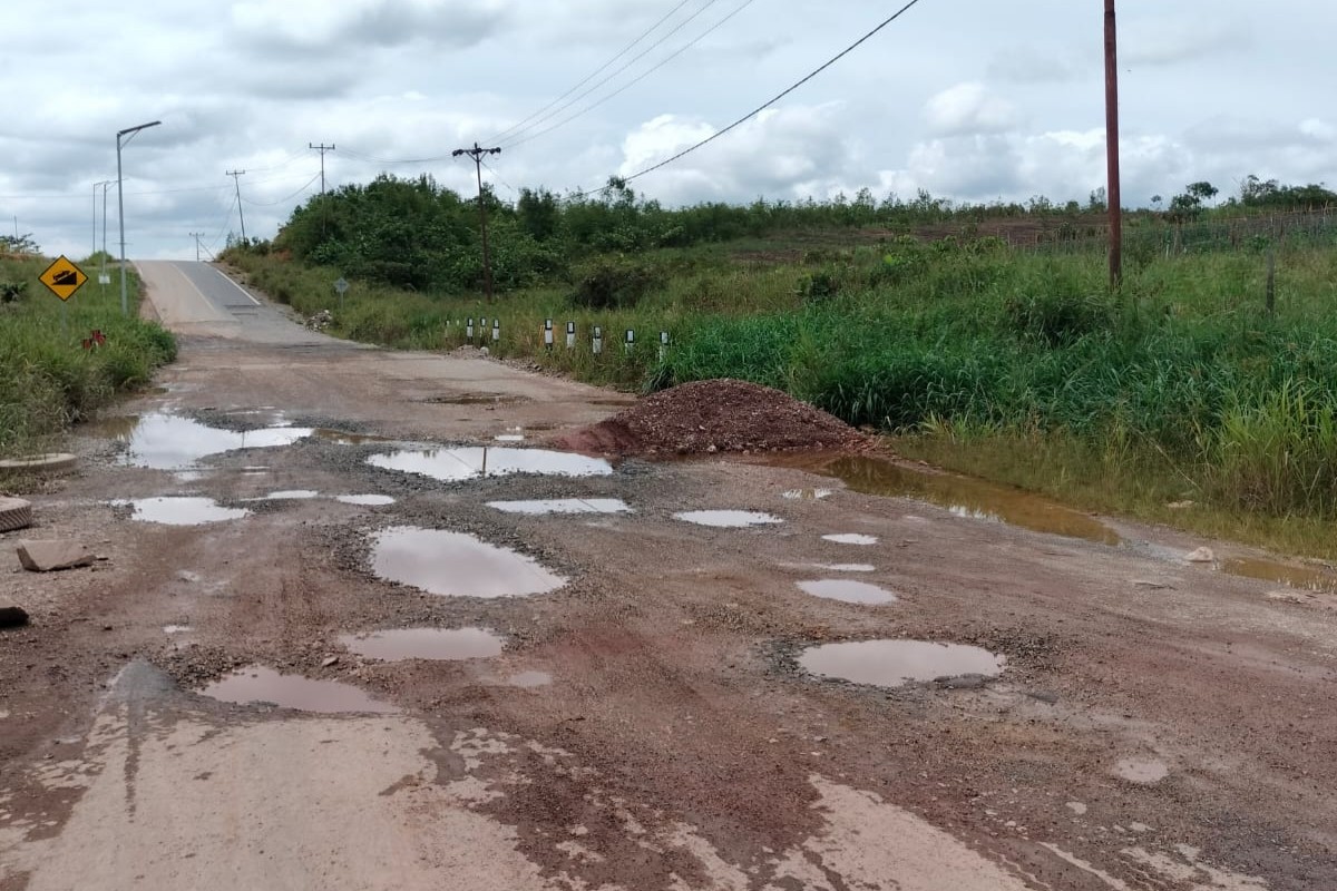 Kondisi jalan Badau-Empanang yang belum lama selesai dibangun ini sudah hancur.