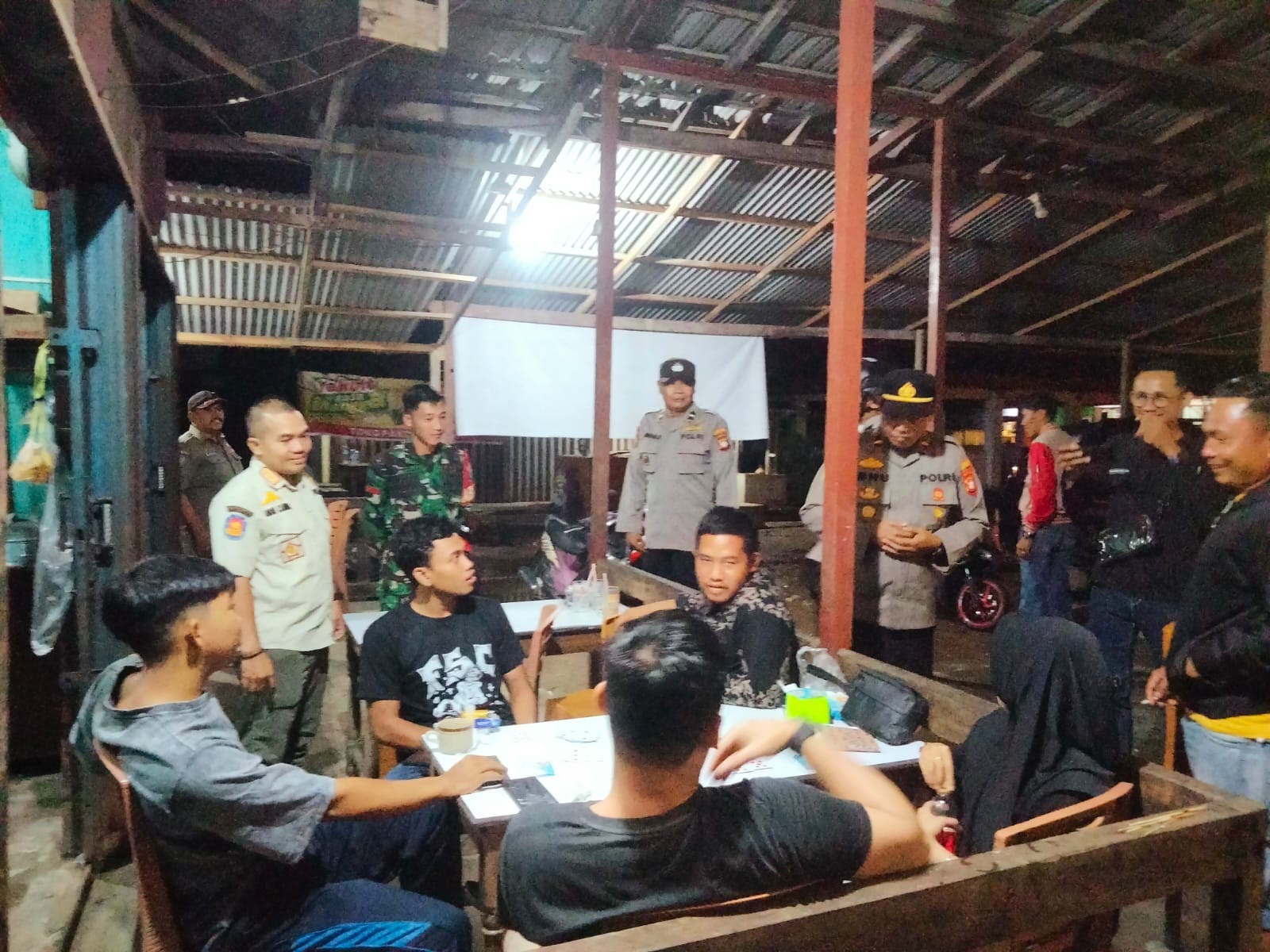 Petugas gabungan saat melakukan tindakan pembatasan jam malam bagu anak di bawah umur.
