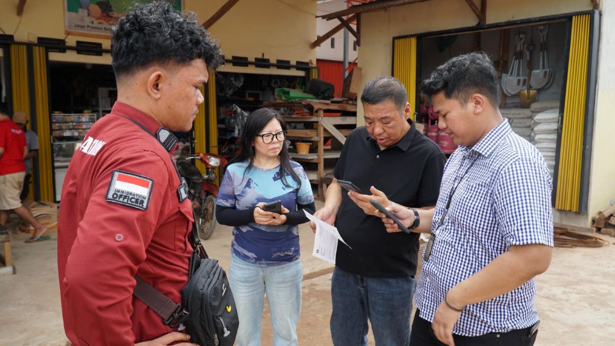 Tim dari Imigrasi Ketapang memeriksa dokumen keimigrasian WNA di Ketapang.
