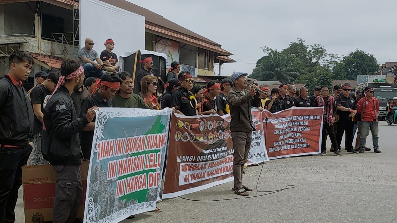 Sejumlah warga yang tergabung dalam Aliansi Organisasi Masyrakat di Kabupaten Landak saat menggelar unjuk rasa menolak program transmigrasi di Kalbar.