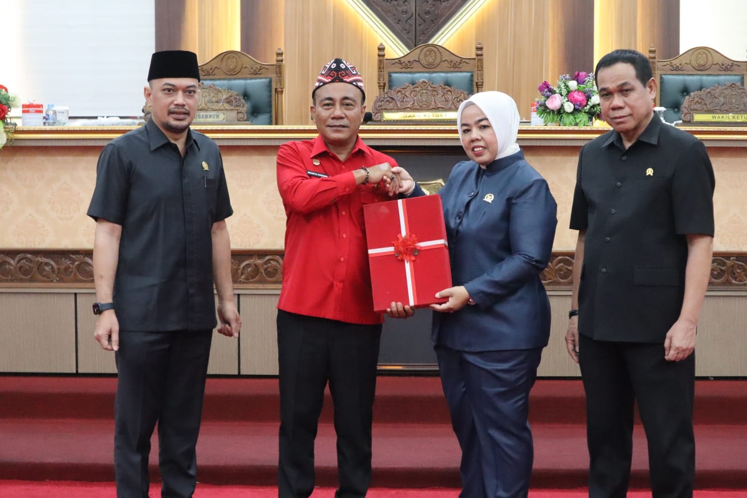 Wakil Gubernur Kalbar, Krisantus saat menyerahkan dokumen rancangan KUA-PPAS 2026 dalam Rapat Paripurna di DPRD Kalbar, Kamis (17/7).