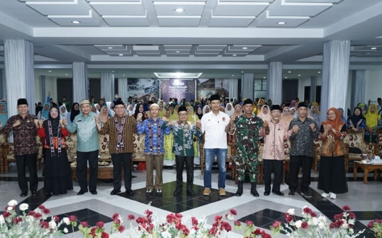 Foto bersama Direktur Penerangan Agama Islam Kemenag RI,  Ahmad Zayadi bersama tokoh lintas agama dan budaya dalam kegiatan Ngaji Budaya bertema "Harmoni Nusantara, Merawat Toleransi di Singkawang.