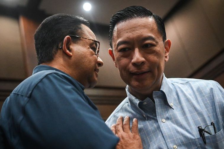 Tom Lembong dan Anies Baswedan usai persidangan vonis atas kasus impor gula, Jumat (18/7).