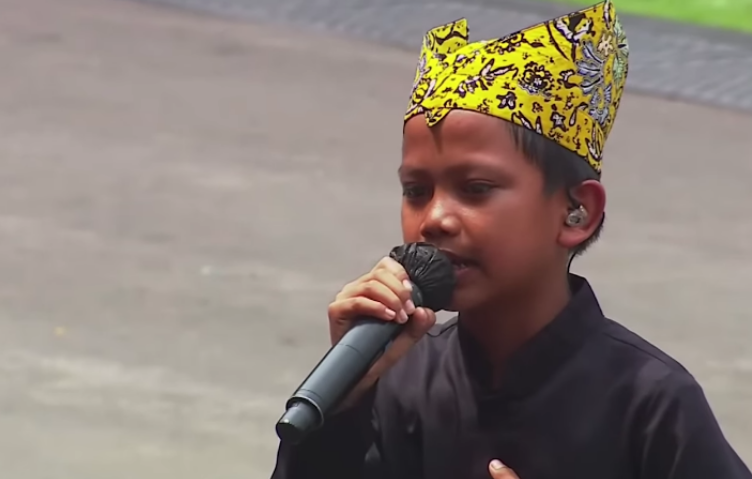 Tangkapan layar saat Farel Prayoga tampil di perayaan HUT Kemerdekaan ke-77 RI di halaman Istana Merdeka.