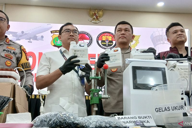 Kapolresta Bandara Soekarno-Hatta, Kombes Pol Ronald Sipayung (kedua kanan) menunjukkan barang bukti hasil pengungkapan kasus vape narkoba.