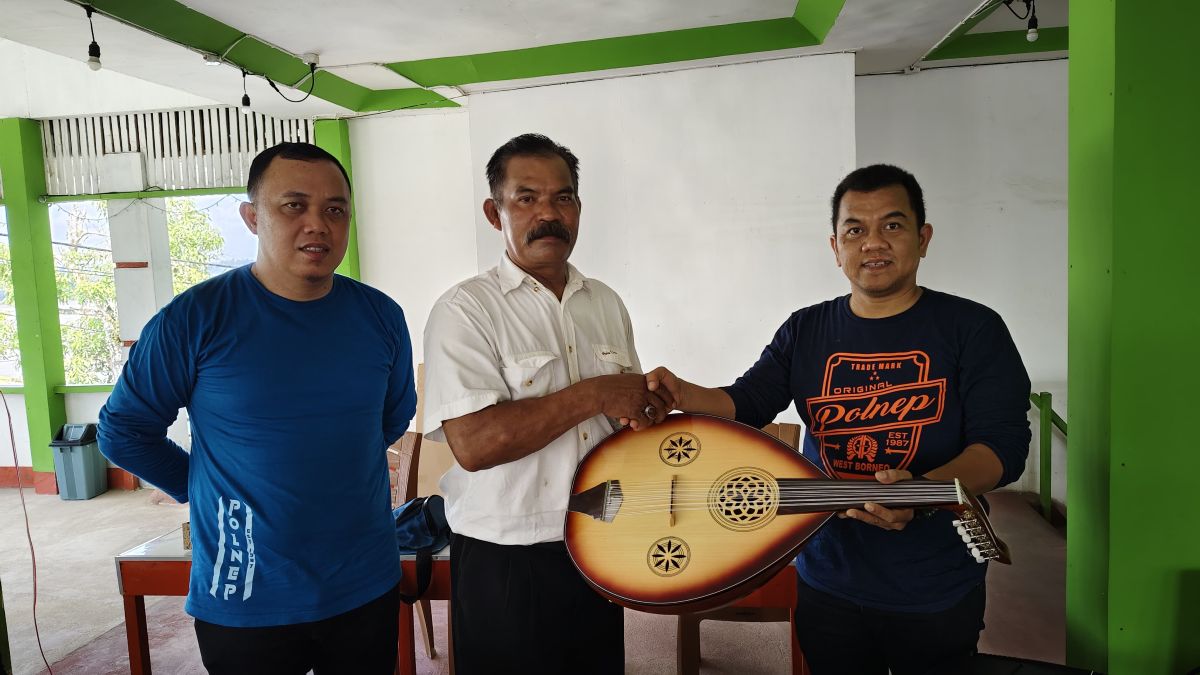 Penyerahan alat musik gambus: Kiri ke kanan : Edi Saputra, Subri (Ketua Pokdarwis Benus), Sadri.
