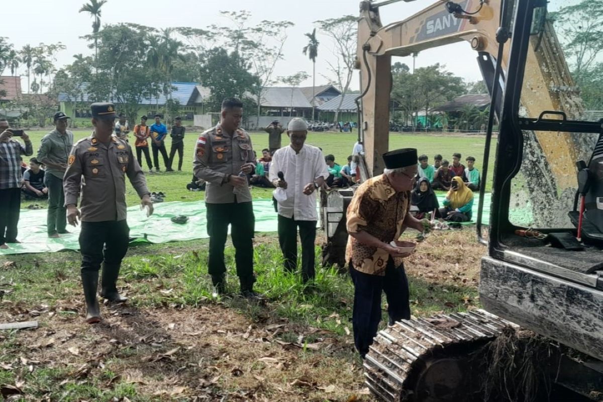 Wakapolres Sambas mempimpin pembukaan lahan untuk tanam jagung di SMKN 1 Teluk Keramat dimulai dengan ritual bepapas.