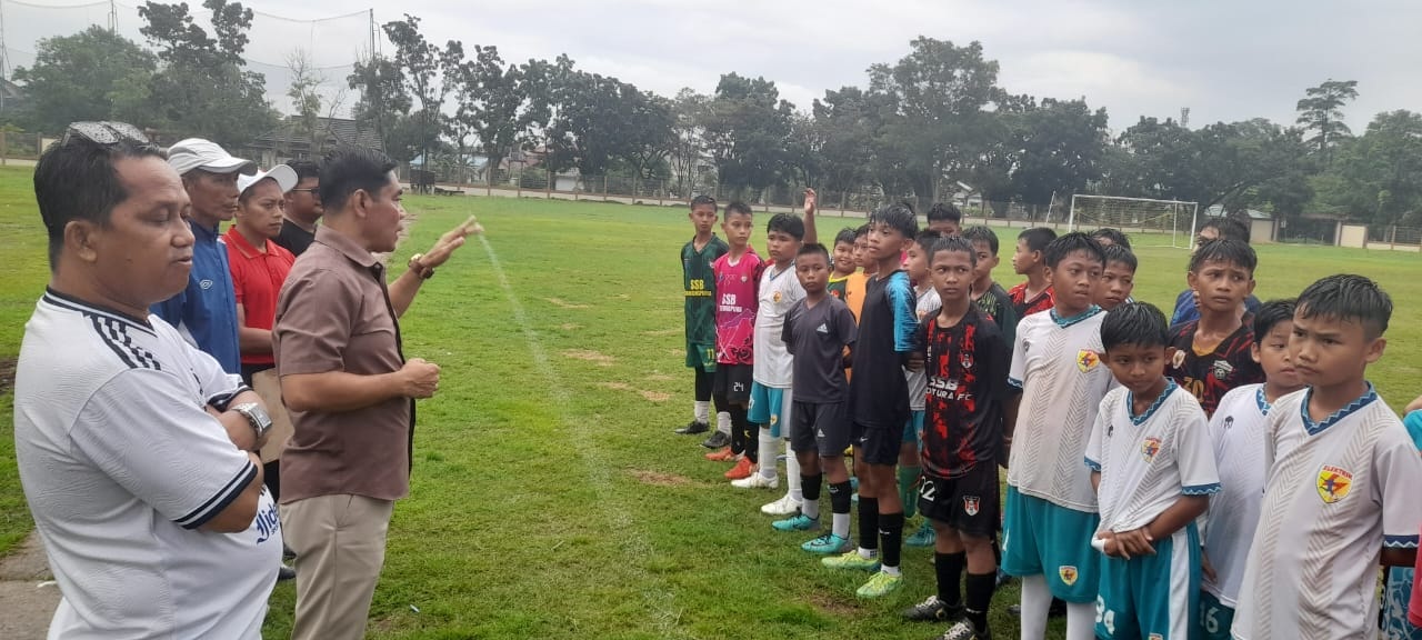 MOTIVASI: Ketua Askot PSSI Pontianak Lely Suheri memberikan motivasi dan semangat bagi pemain yang ikut seleksi Persipon.