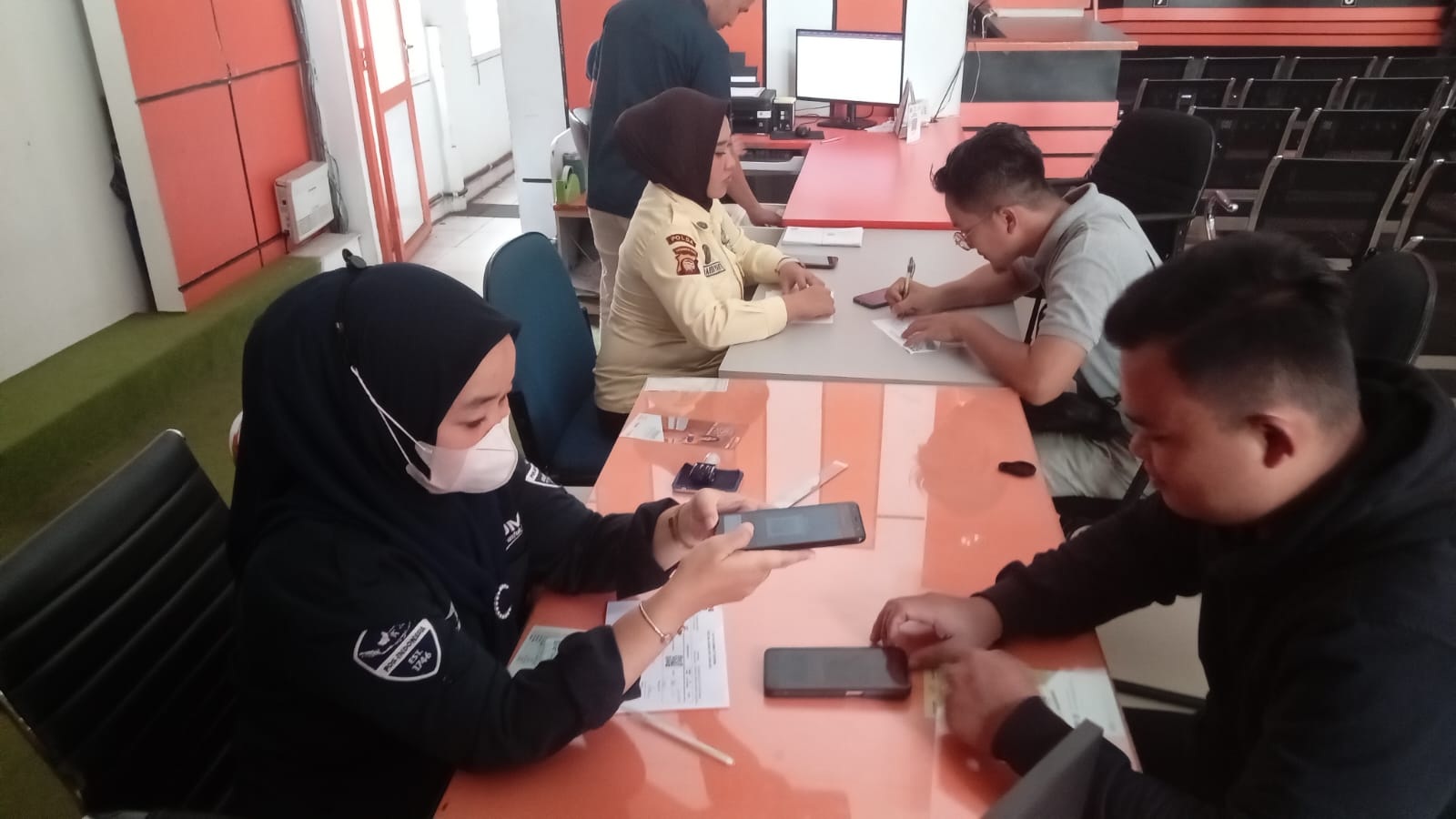 KODE: Penerima menunjukkan kode QR untuk mencairkan dana BSU di Kantor Cabang Utama Pos Indonesia Pontianak.