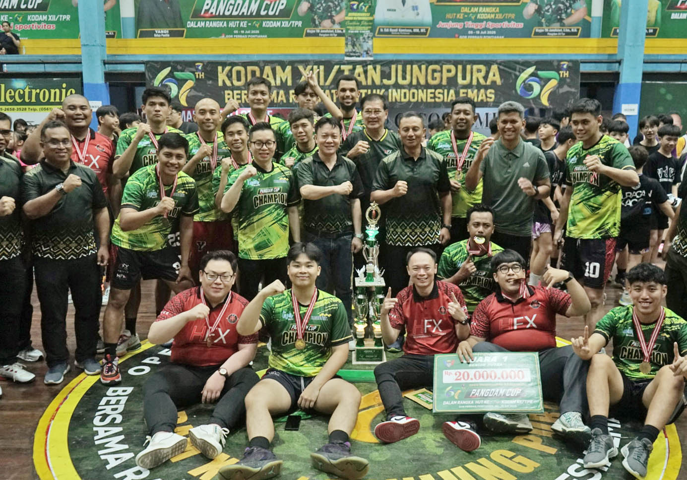 JUARA: Kepala Staf Komando Daerah Militer XII/Tanjungpura, Brigjen TNI Putra Widyawinaya mengalungkan medali kepada tim senior Putra HFX Basketball.