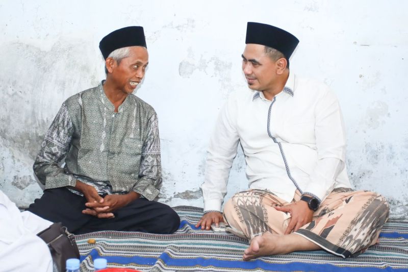 BINCANG: Wakil Gubernur Jawa Tengah Taj Yasin berbincang dengan Ahmad Zuhdi (63) di kediamannya di Desa Cangkring, Kecamatan Karanganyar, Kabupaten Demak, Jateng, Sabtu (19/7).